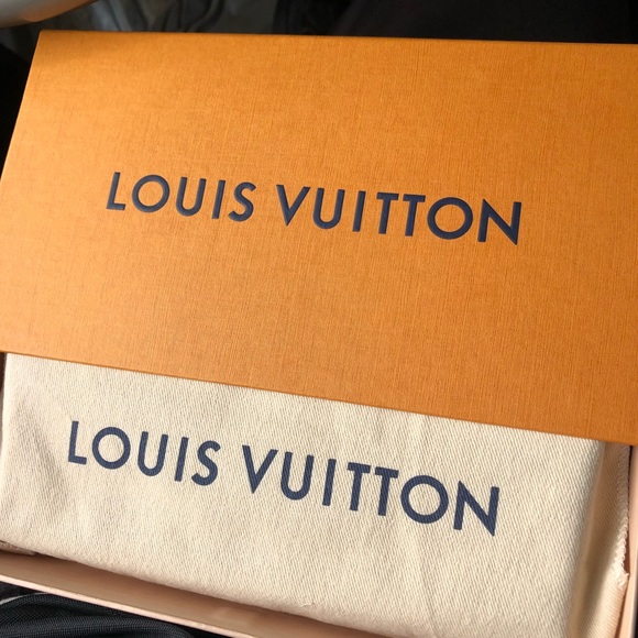 Louis Vuitton clutch worth 825 selling for 400 - Picture 4 of 5